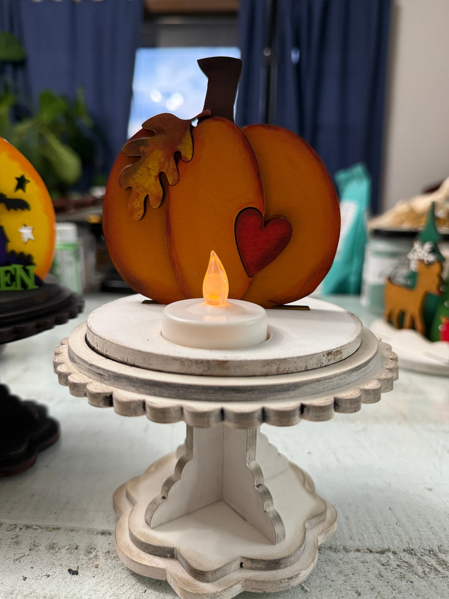 Pumpkin interchangeable with the pedestal