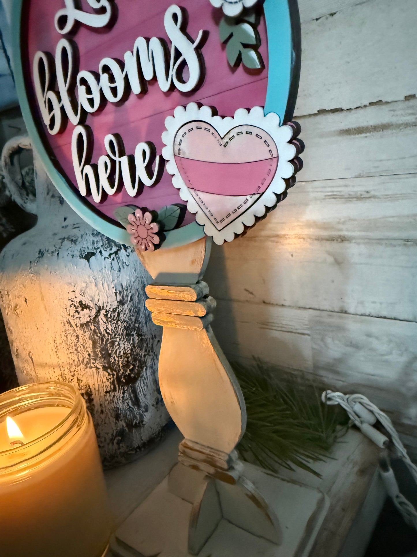 Spindle bases for interchangeable signs! Includes a medium and tall base ready to paint