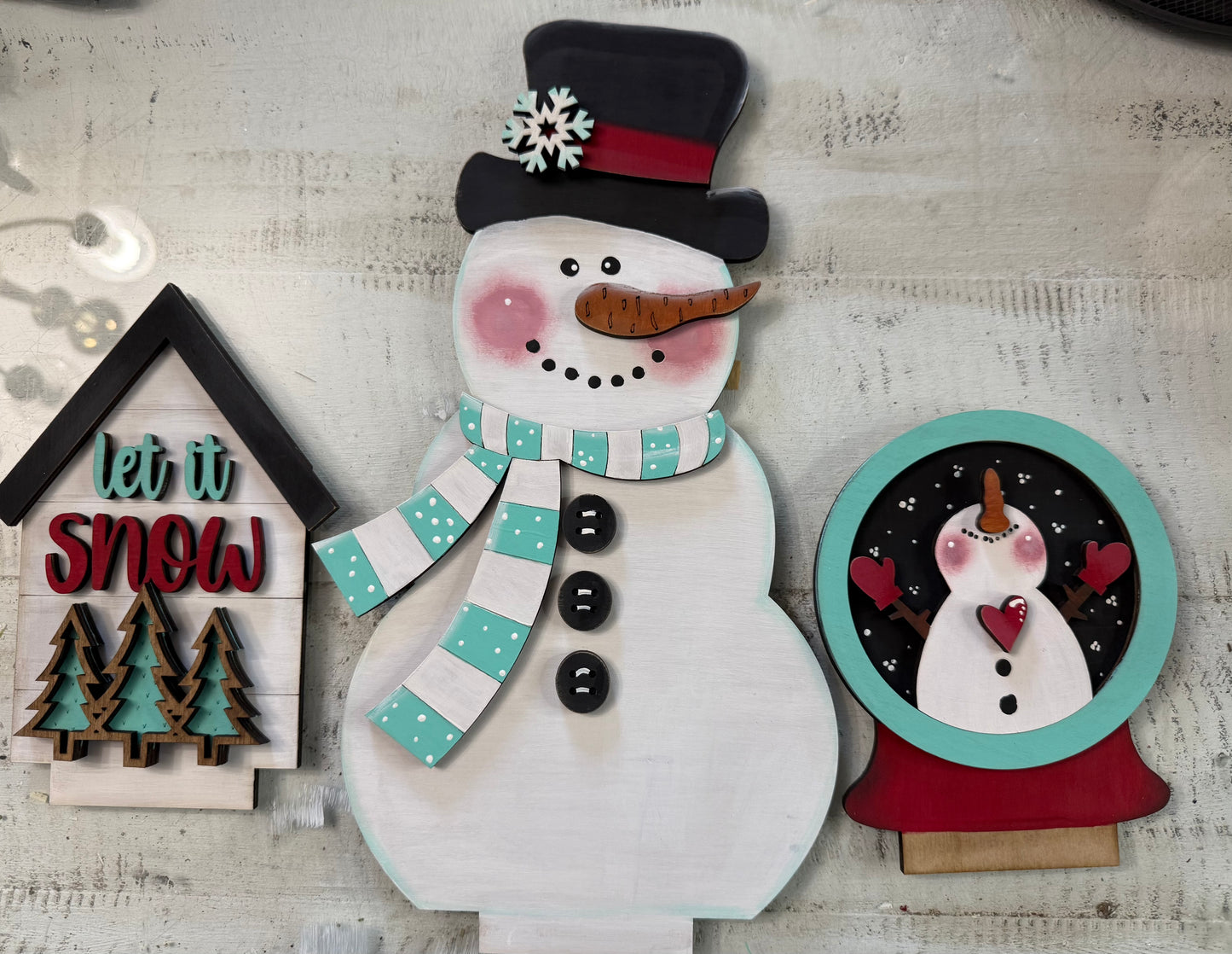 Window interchangeable (window base sold separately)Snowman Set
